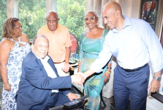 Jamaica’s Ambassador to the United States, His Excellency Major General (Rt’d.) Antony Anderson (right), receives a warm handshake from American diplomat and activist Ambassador Andrew Young. Occasion was a dinner reception held in Ambassador Anderson’s honour by restaurateur and philanthropist, Mack Wilburn (centre) on Friday (June 20) in Atlanta. Sharing the moment (from left) are Marcia Reid and Angie Wynter. Ambassador Anderson was in Atlanta for a two-day official visit from June 19 to 22. 


