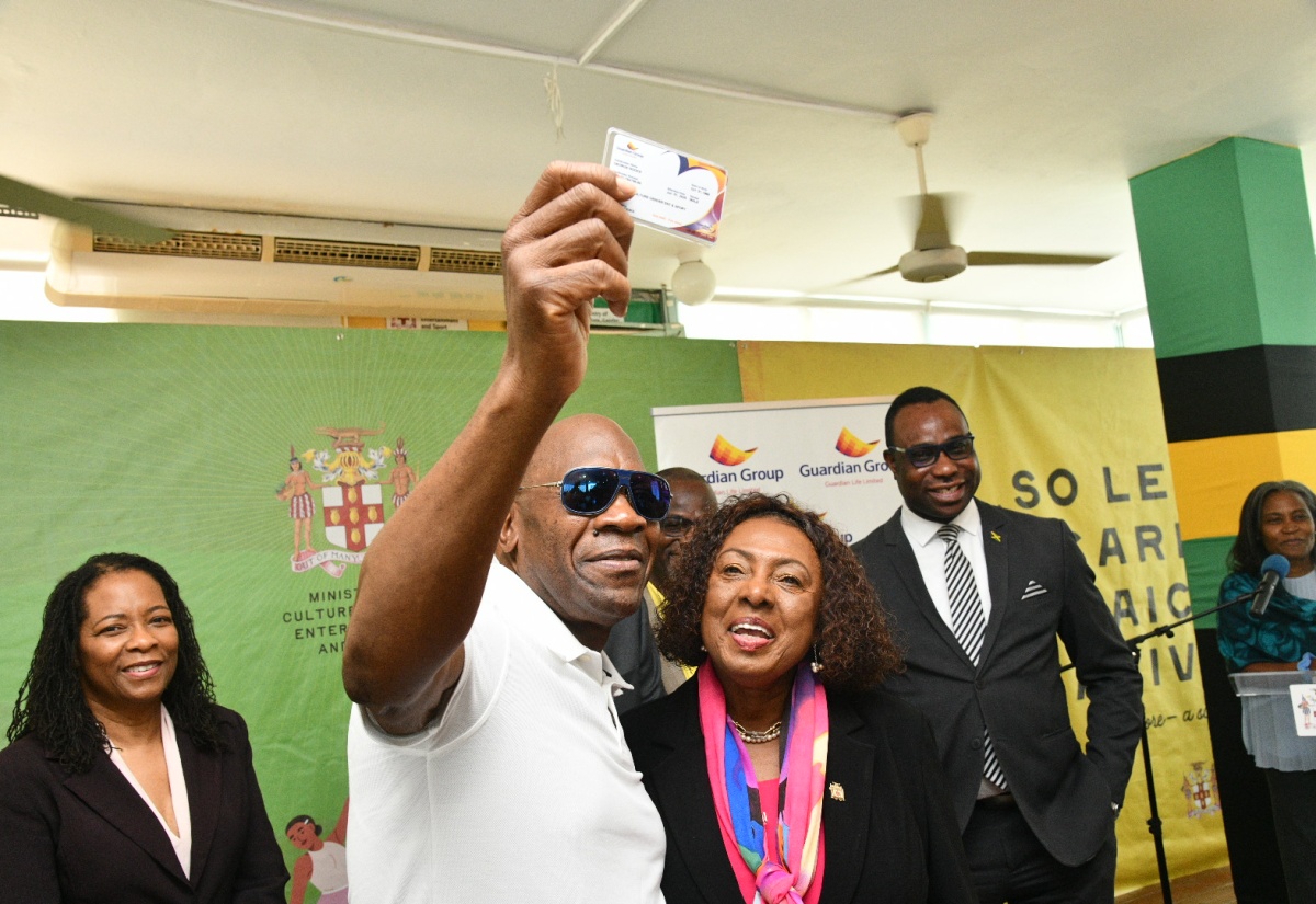Artistes Receive Health Cards