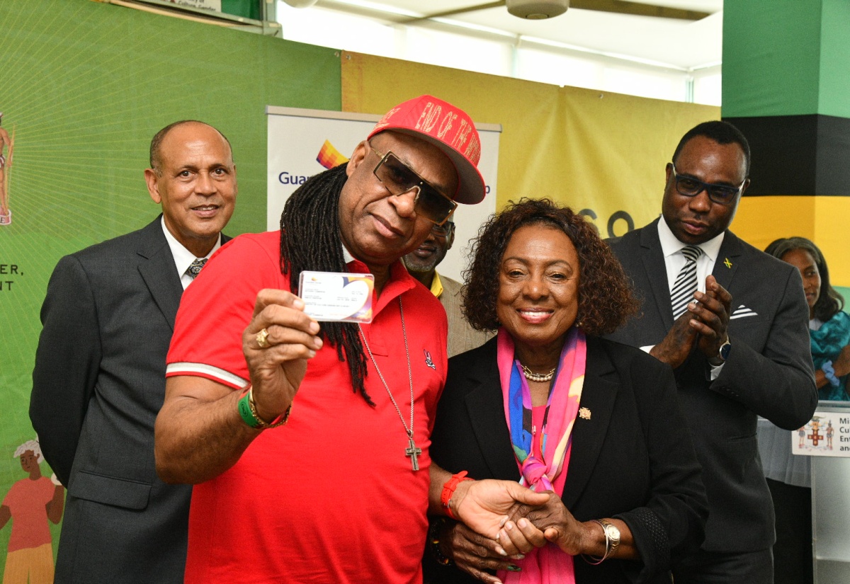 Artistes Receive Health Cards