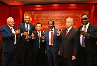 State Minister in the Ministry of Foreign Affairs and Foreign Trade, Hon. Alando Terrelonge (third right), and Ambassador of the People’s Republic of China to Jamaica, His Excellency Jinfeng Wang (third left), raise a toast to 53 years of diplomatic relations between Jamaica and China. The occasion was a reception commemorating the 76th Anniversary of the founding of the People’s Republic of China, held at the Jamaica Pegasus Hotel in New Kingston on September 25. Sharing the moment are (from left): Minister of Justice and Legal and Constitutional Affairs, Hon. Delroy Chuck; Minister of State in the Ministry of Industry, Investment and Commerce, Hon. Delano Seiveright; former Prime Minister, Hon. Bruce Golding; and Permanent Secretary in the Ministry of Culture, Gender, Entertainment and Sport, Dean-Roy Bernard.

