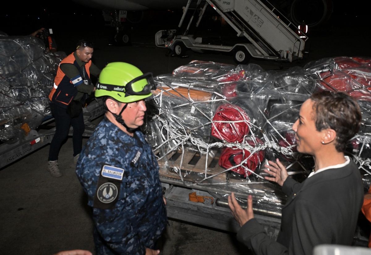 Minister of Foreign Affairs and Foreign Trade, Senator the Hon. Kamina Johnson Smith (right), engages in conversation with Lt. Col. Fernando Castañeda from the El Salvador Army, at the Norman Manley International Airport in Kingston. Lt. Col. Castañeda is among personnel who arrived alongside humanitarian aid from El Salvador on Sunday (November 2). El Salvador has sent three planes carrying humanitarian aid to assist with Jamaica’s recovery following Hurricane Melissa. 

