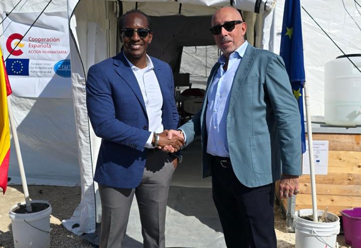  Honourable Alando Terrelonge, State Minister in the Ministry of Foreign Affairs and Foreign Trade of Jamaica, and His Excellency José María Fernández López de Turiso, Ambassador of Spain to Jamaica, are pictured shaking hands outside one of the tents of the field hospital in Falmouth deployed by the Government of Spain.