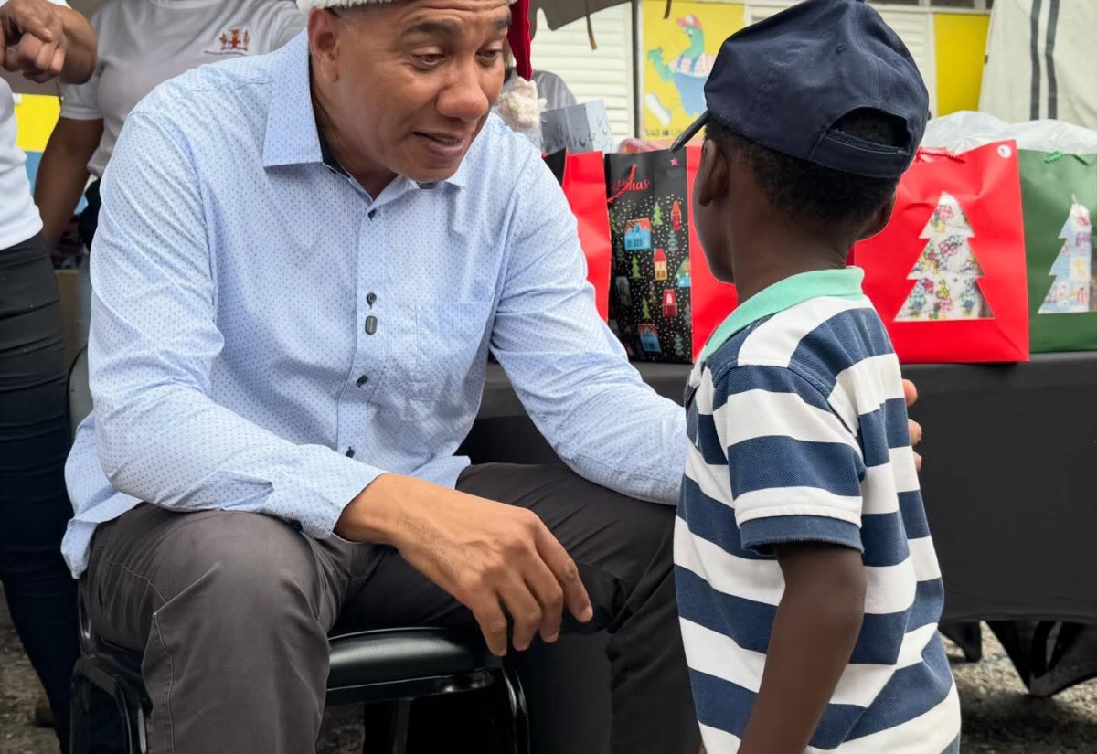 PM Hosts Christmas Treat for Children in Middle Quarters