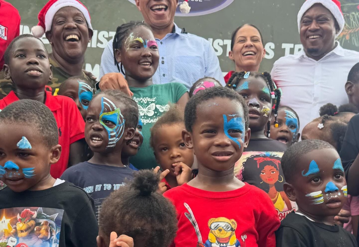 PM Hosts Christmas Treat for Children in Middle Quarters