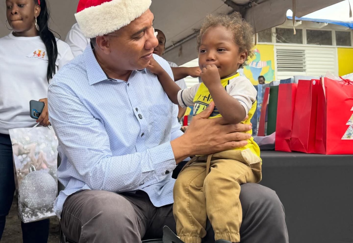 PM Hosts Christmas Treat for Children in Middle Quarters