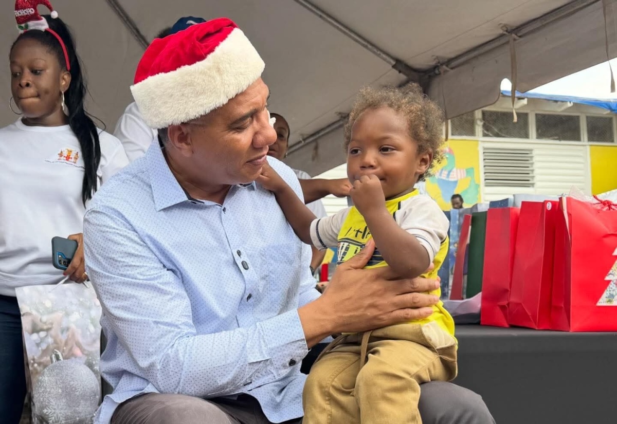 PM Hosts Christmas Treat for Children in Middle Quarters