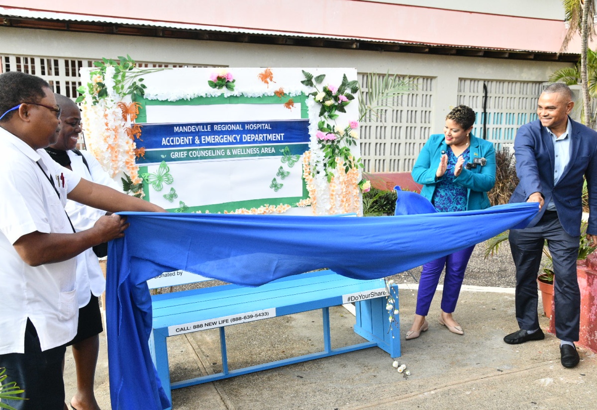 PHOTO: Mandeville Regional Hospital Gets Wellness Bench