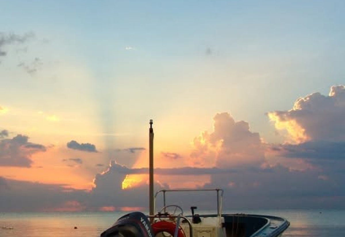 Small boats may be adversely affected by wind speeds of 20 to 33 knots or by high wave heights.

