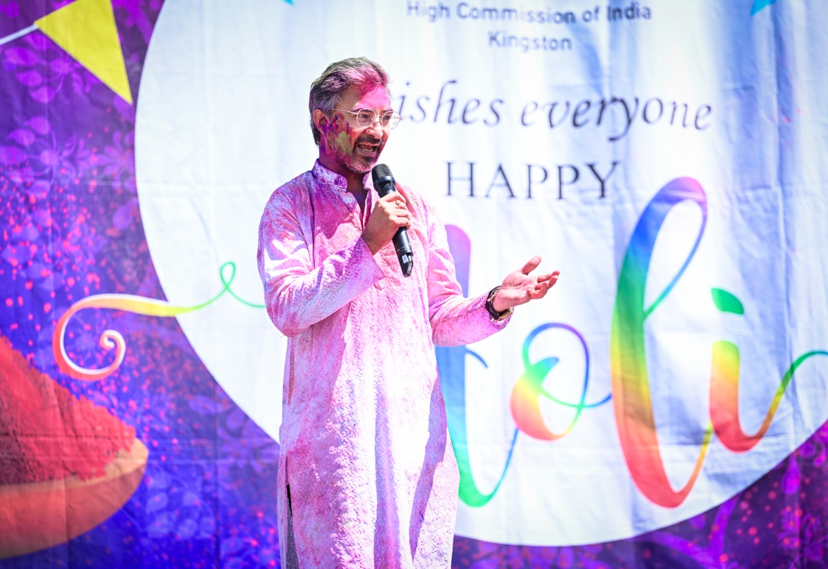 Hundreds Celebrate India’s Festival of Colours