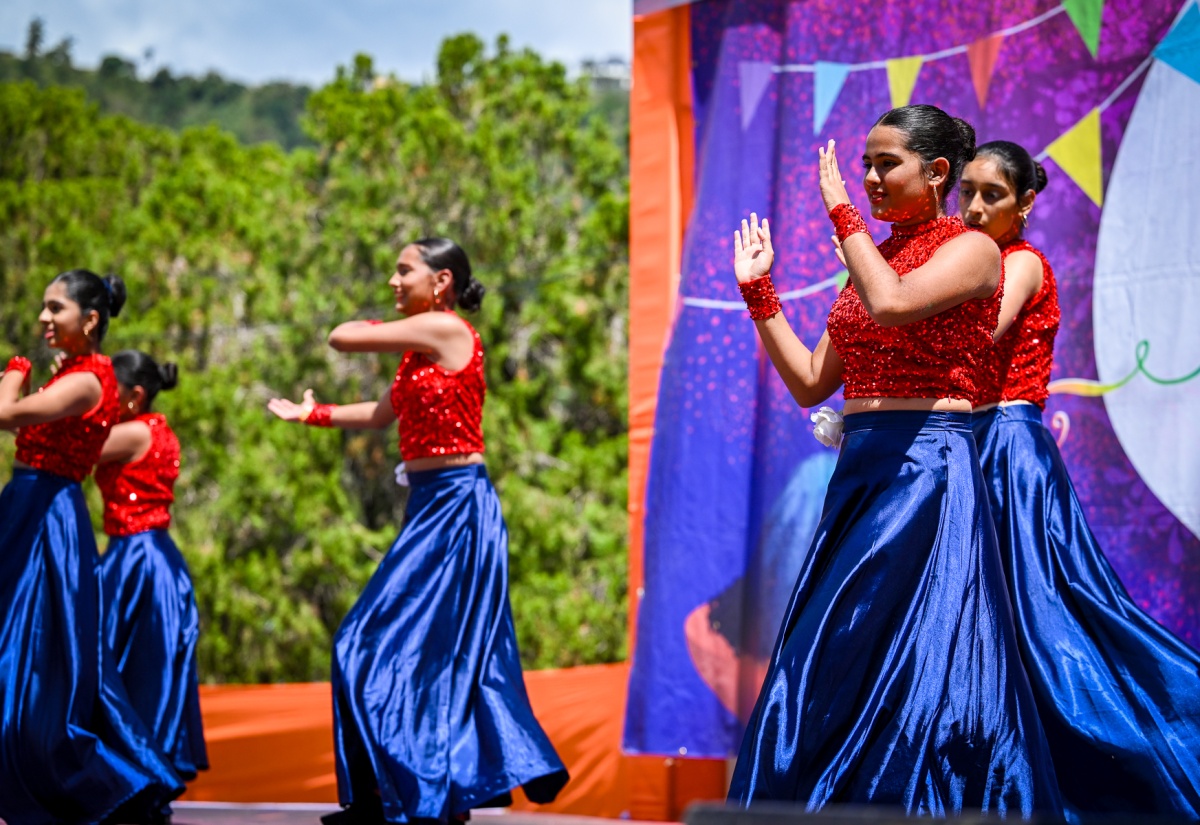 Hundreds Celebrate India’s Festival of Colours