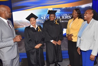 Acting Senior Superintendent of Police (SSP), Operations, Specialised Investigation Branch, Jamaica Constabulary Force (JCF), Oral Henry, engages in light conversation with (from second left) Jamaica Customs Agency (JCA) line officer graduates Felecia Christie and Sheldon Barnes; Deputy Chief Executive Officer of Operations, JCA, Selina Clarke Graham; and Senior Director, JCA Central Operations, Janice Walker. Occasion was the line officers