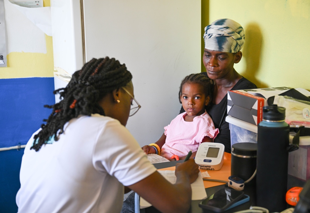 Smile Saver Foundation Hosts Back-to-School Treat in Dalvey