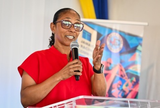 Chief Veterinary Officer in the Ministry of Agriculture, Fisheries and Mining, Dr. Trudi Stewart-Gaynor, delivers Minister of Agriculture, Fisheries and Mining, Hon. Floyd Green’s speech at the fourth annual Jamaica Racing Commission’s (JRC), Grooms Training Seminar, held on Thursday (October 8) at the Caymanas Golf Club in St. Catherine. The seminar, held under the theme, ‘Grooming Excellence’ , attracted approximately 200 horse-racing grooms. They received training in horse-related care, veterinary practices, racing rules and professional responsibilities.
