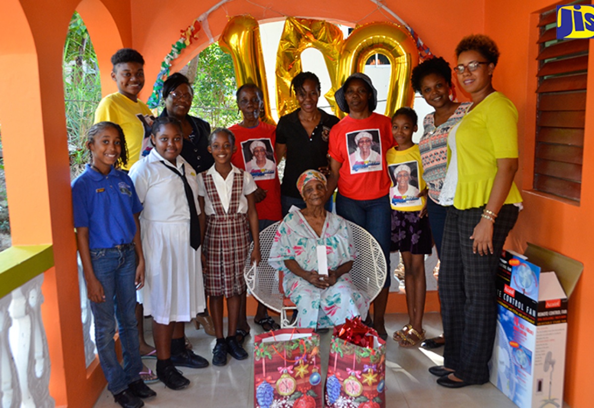 Primary-School Students Present Gifts to Centenarian