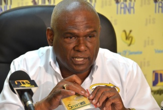 Managing Director, Jamaica Urban Transit Company (JUTC), Colin Campbell shows off a smart card during a Jamaica Information Service 'Think Tank 'session at the agency's headquarters in Kingston on August 21. (FILE)
