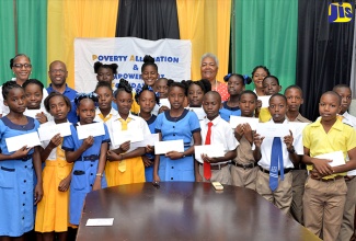 Recipients of the Poverty Alleviation and Empowerment Foundation (PAEF), 2018 scholarship programme, at the presentation ceremony, held today (August 14), at the St. Catherine parish office of the Social Development Commission (SDC), in Spanish Town. With the students in the back row (from left) are:  Donor to the Foundation, Michelle Smith; Chairman of the PAEF, Devon Samuels; Chief Executive Officer at United Way of Jamaica, Winsome Wilkins, and Executive Director of the PAEF, Pauline Gregory-Lewis.