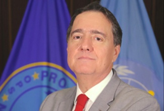 Assistant Director of the Pan American Health Organization (PAHO), Dr. Jarbas Barbosa. (Photo © PAHO/WHO)


