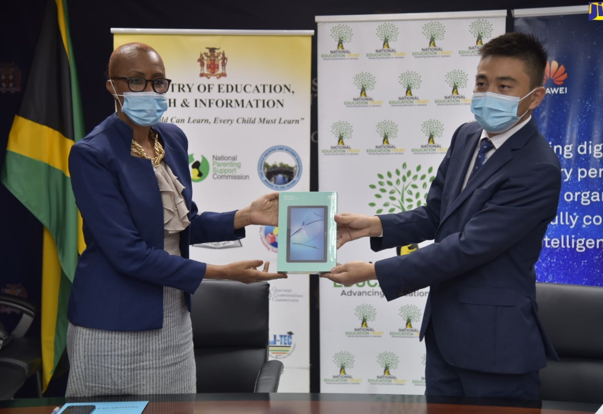 Huawei Donates 500 Tablets to Education Sector