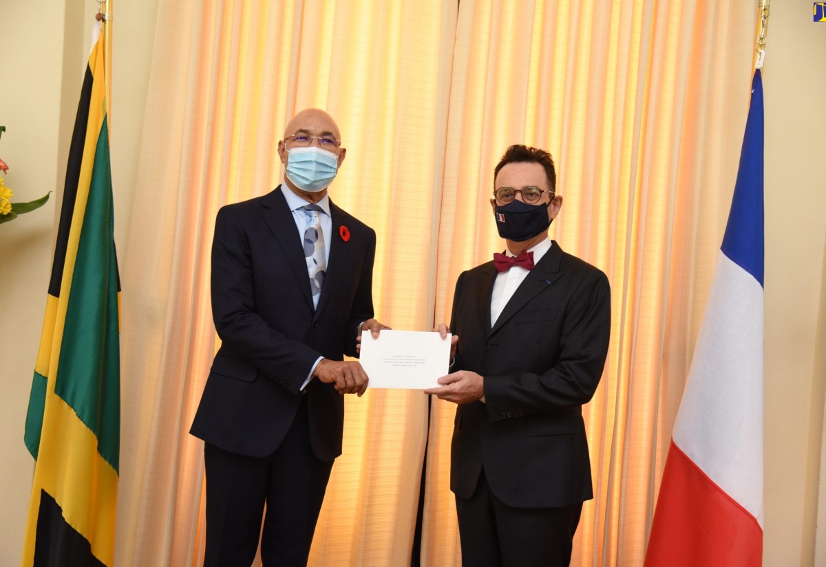 PHOTOS: G-G Receives Credentials from Ambassador – Designate of France