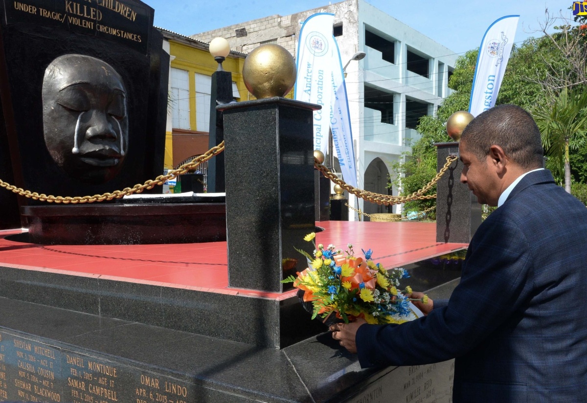 PHOTOS: Wreath-Laying Ceremony For Children