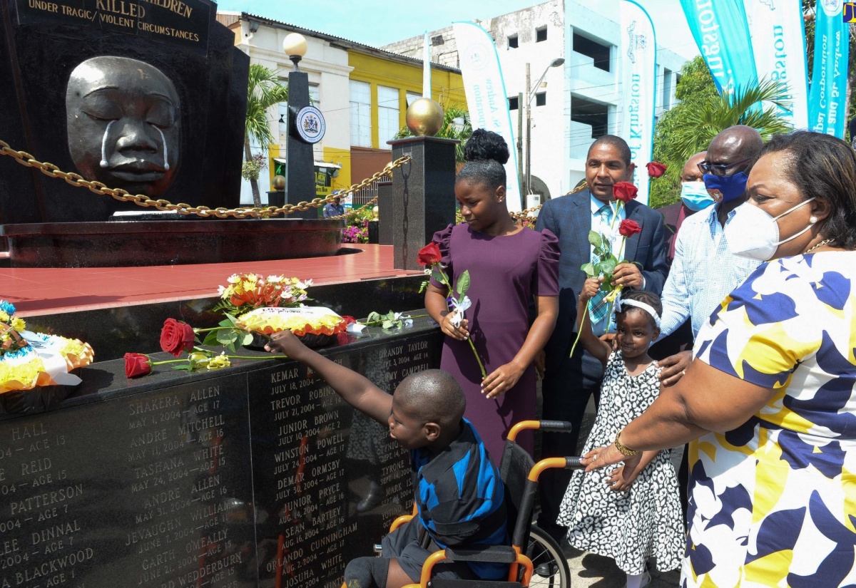 PHOTOS: Wreath-Laying Ceremony For Children