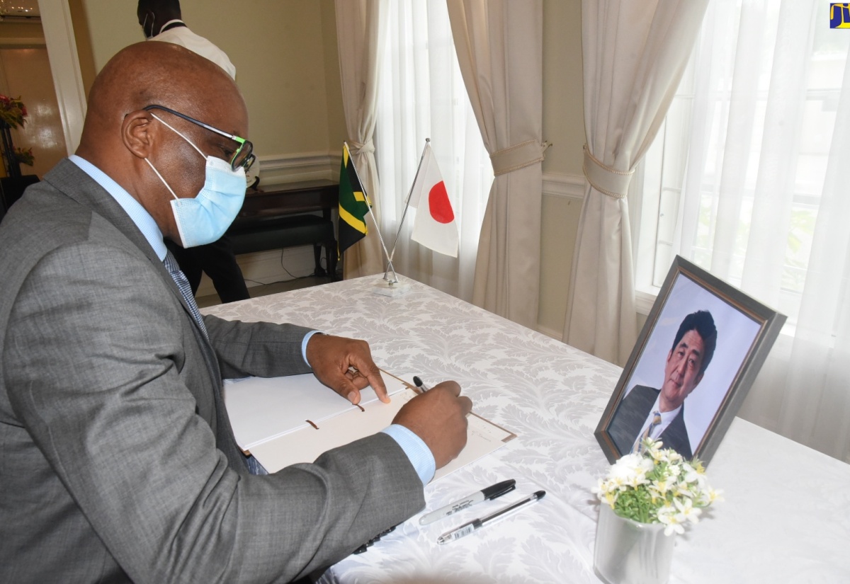 PHOTOS: Senator Campbell Signs Condolence Book for Shinzo Abe