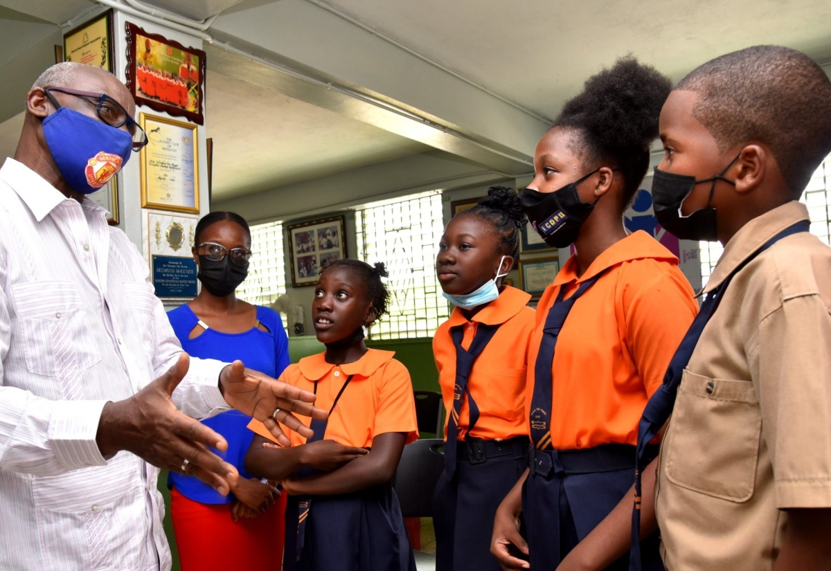 PHOTOS: Local Government Minister Meets with Spelling Bee Finalists