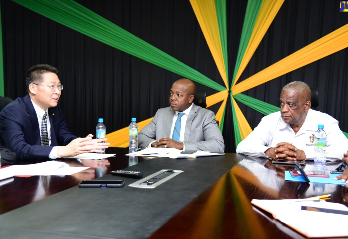 PHOTOS: Agriculture Minister Receives Courtesy Call from Chinese Ambassador