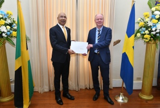  Governor-General, His Excellency the Most Hon. Sir Patrick Allen (left), accepts Letters of Credence from Ambassador-designate of the Kingdom of Sweden, Anders Bengtcén, during a courtesy call at King’s House on September 26.