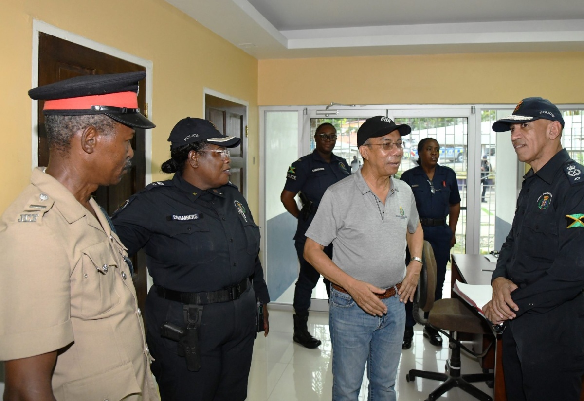 Minister Chang Satisfied with Facilities at Temporarily Relocated Bull Bay Police Station