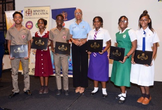 Minister of Education and Youth, Hon. Fayval Williams (centre) with the top performing students in the Primary Exit Profile (PEP) examinations, during an awards ceremony held on November 3, at the Jamaica Pegasus Hotel in Kingston.