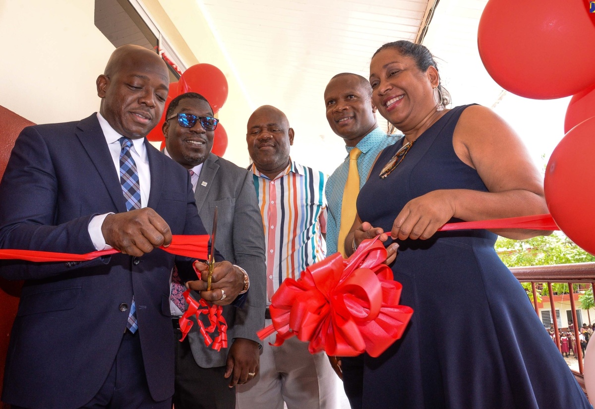 PHOTOS: Mineral Heights Primary School Gets Smart Room