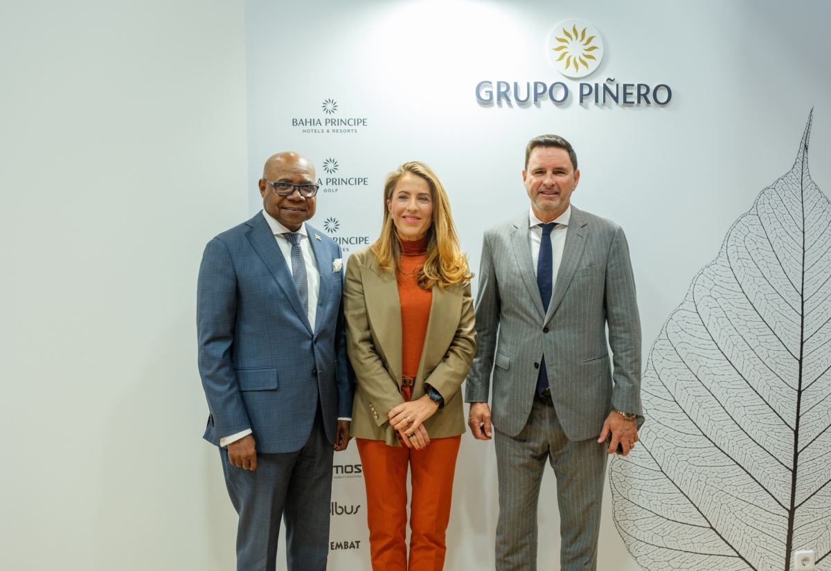 Minister of Tourism, Hon. Edmund Bartlett (left), with Chief Executive Officer (CEO) of the Pinero Group, Encarna Pinero (centre) and the Group’s Chief Operating Officer (COO), Jaime Sitjar.  Minister Bartlett led a Jamaican delegation in a meeting with the Pinero Group at the FITUR trade show in Madrid, Spain, on January 24. 

