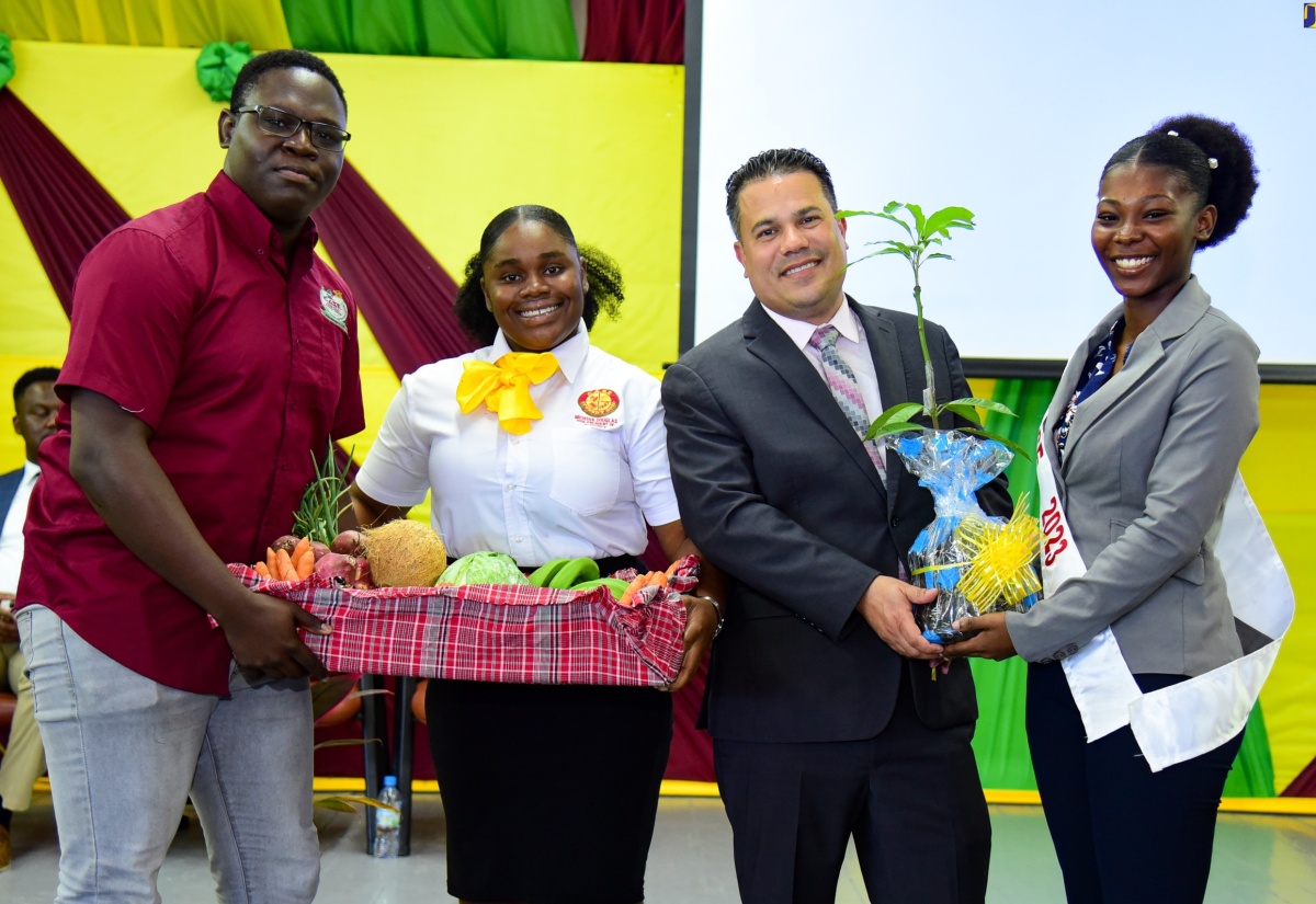 Minister without Portfolio in the Ministry of Economic Growth and Job Creation, Senator the Hon. Matthew Samuda (second right), pauses for a photo opportunity with College of Agriculture Science and Education (CASE) students (from left) Javon Francis, Michska Douglas, and Shanelle Cunningham. The occasion was CASE’s Research Day and Symposium at the institution’s campus in Portland on Thursday (February 29). The event was held under the theme ‘Empowering the Future and Facing the Task – A CASE for Climate Resilience’.

