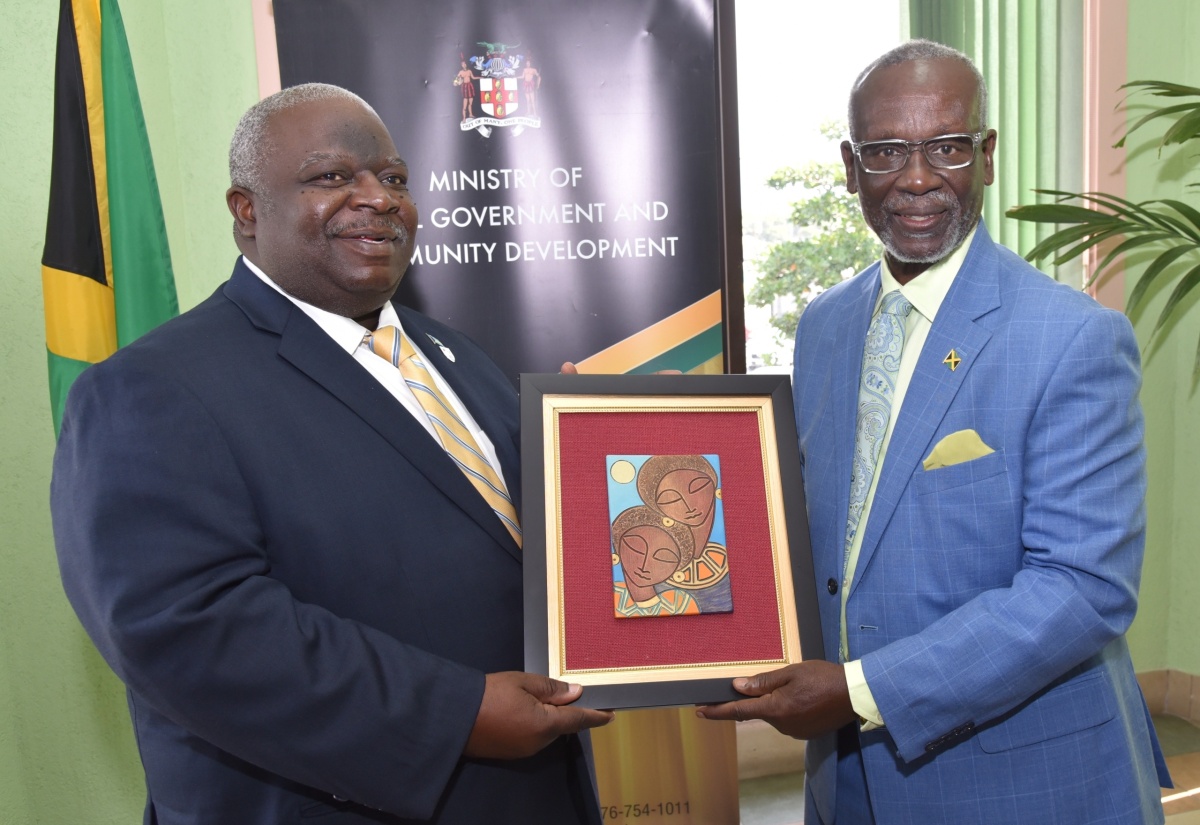 Minister of Local Government and Community Development, Hon. Desmond McKenzie (right), presents Bahamian Minister of State in the Office of the Prime Minister, Hon. Leon Lundy, with a locally made art piece, during a courtesy call at the Ministry’s offices in Kingston on Tuesday, March 12.

