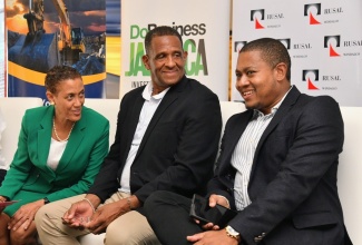 Minister of Agriculture, Fisheries and Mining, Hon. Floyd Green (right), is in discussion with President of the Mining and Quarrying Association of Jamaica, Samuel Millington (centre) and Director at Lydford Mining Company, Jackie Millington, at a recent minerals sector exhibition and trade show held at the Ministry’s Hope Gardens complex in St. Andrew. 
