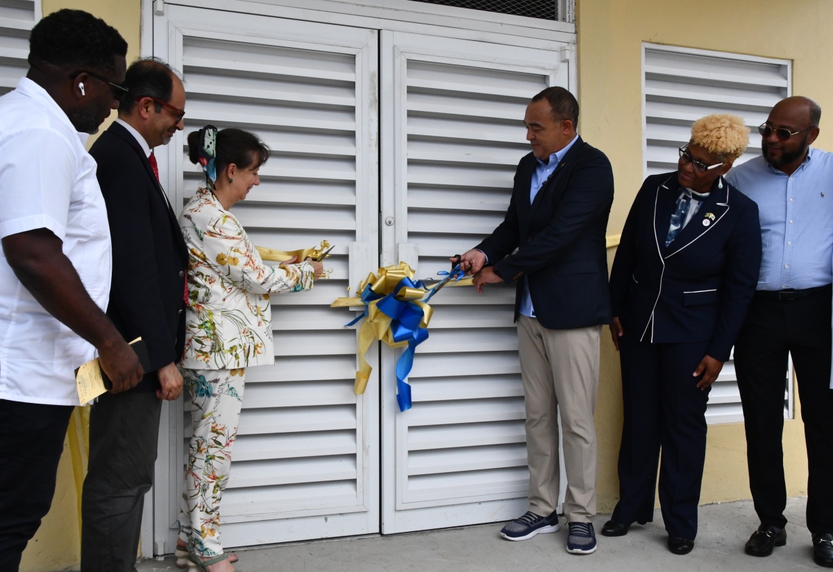 Minister of Health and Wellness, Dr. the Hon. Christopher Tufton (third right), and United Nations Children’s Fund (UNICEF) Country Representative, Olga Isaza (third left), officially opens the newly installed oxygen plant at the St. Ann’s Bay Regional Hospital in St. Ann. Looking on (from left) are Regional Technical Director, North East Regional Health Authority (NERHA), Dr. Patrick Wheatle; Head of Cooperation, Canadian High Commission, Shehryar Sarwar; Acting Regional Director, NERHA, Kadian Birch and Mayor of St. Ann’s Bay, Councillor Michael Belnavis.

