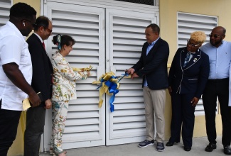 Minister of Health and Wellness, Dr. the Hon. Christopher Tufton (third right), and United Nations Children’s Fund (UNICEF) Country Representative, Olga Isaza (third left), officially opens the newly installed oxygen plant at the St. Ann’s Bay Regional Hospital in St. Ann. Looking on (from left) are Regional Technical Director, North East Regional Health Authority (NERHA), Dr. Patrick Wheatle; Head of Cooperation, Canadian High Commission, Shehryar Sarwar; Acting Regional Director, NERHA, Kadian Birch and Mayor of St. Ann’s Bay, Councillor Michael Belnavis.

