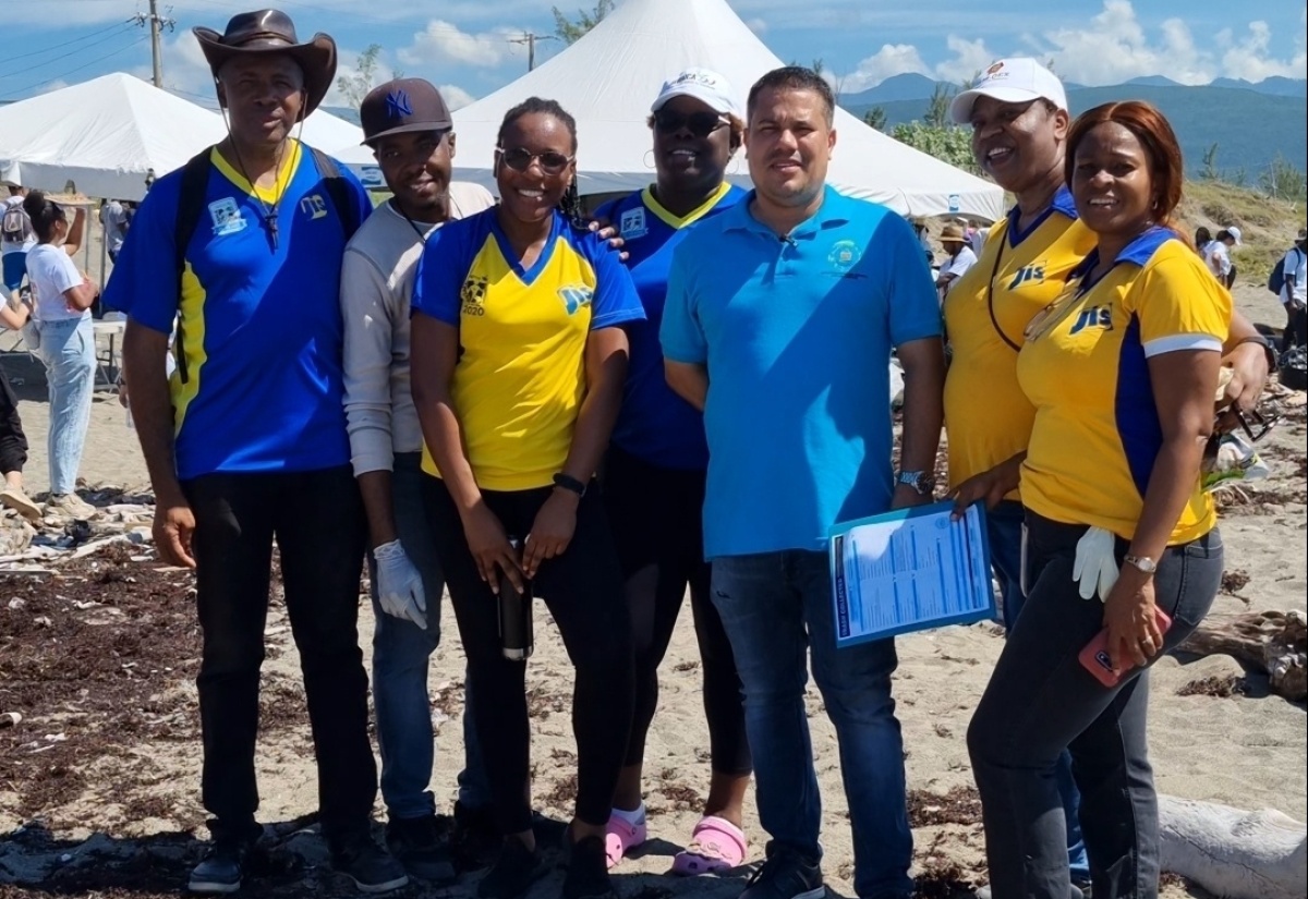 Minister without Portfolio in the Ministry of Economic Growth and Job Creation, Senator the Hon. Matthew Samuda (third right), with members of the Jamaica Information Service (JIS) team who participated in International Coastal Clean-up Day activities at the Shipwreck Beach in Kingston on Saturday, September 16, 2023. 