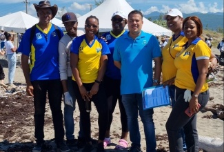 Minister without Portfolio in the Ministry of Economic Growth and Job Creation, Senator the Hon. Matthew Samuda (third right), with members of the Jamaica Information Service (JIS) team who participated in International Coastal Clean-up Day activities at the Shipwreck Beach in Kingston on Saturday, September 16, 2023. 