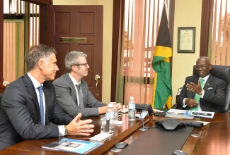 Minister of Local Government and Community Development, Hon. Desmond McKenzie (right), addresses a meeting with World Food Programme (WFP) executives on Tuesday (September 17) at the Ministry’s Hagley Park Road offices in Kingston. Listening are WFP Representative and Country Director, Brian Bogart (centre); and WFP Head of Jamaica Satellite Office, Dana Sacchetti.

